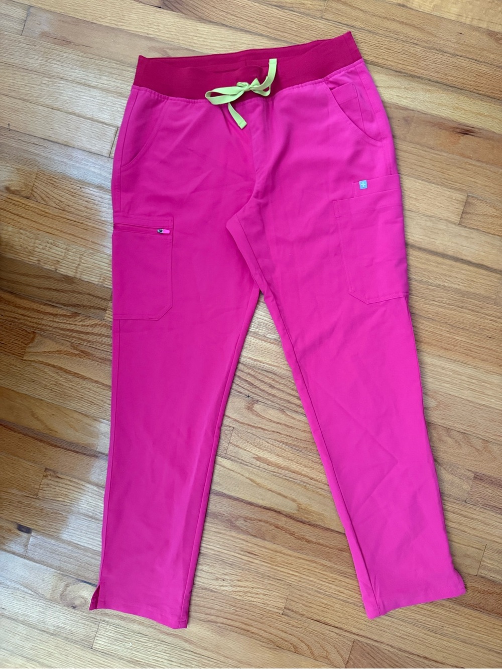 Figs Scrubs Set in Shocking Pink NWT
Catarina top/Yola Pant - Picture 4 of 7